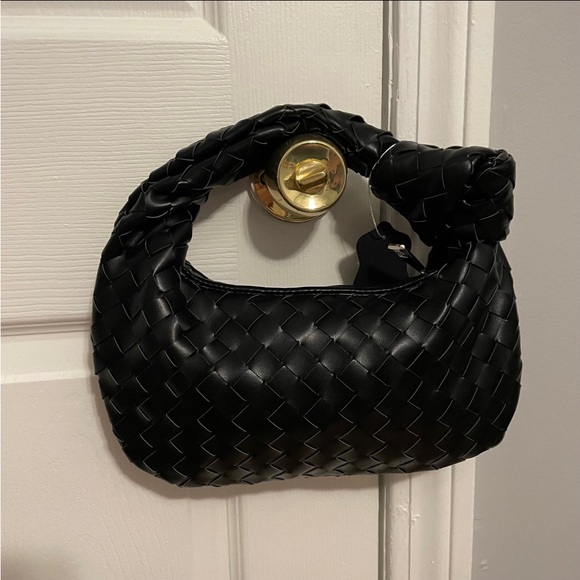 ✖️SOLD✖️ Small Black Woven Purse W/ Knotted Top Handle - Picture 8 of 10